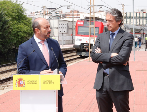 El vicepresidente de la Comunidad de Madrid y consejero de Presidencia, Pedro Rollán, con el ministro de Fomento, Íñigo de la Serna, en la estación de Cercanías Ramón y Cajal