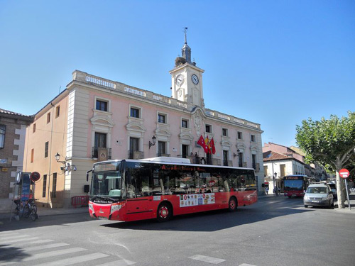 Autobús urbano de Alcalá de Henares frente al Ayuntamiento