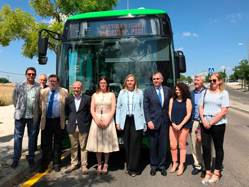 La consejera de Transportes, Vivienda e Infraestructuras, Rosalía Gonzalo, y otras autoridades frente a un autobús de la línea 524