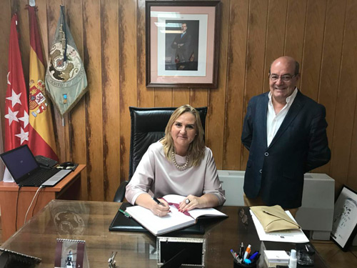 La consejera de Transportes, Vivienda e Infraestructuras, Rosalía Gonzalo, en El Escorial con el alcalde del municipio, Antonio Vicente