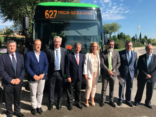 La consejera de Transportes, Vivienda e Infraestructuras, Rosalía Gonzalo, y otras autoridades frente a un autobús de la línea 627