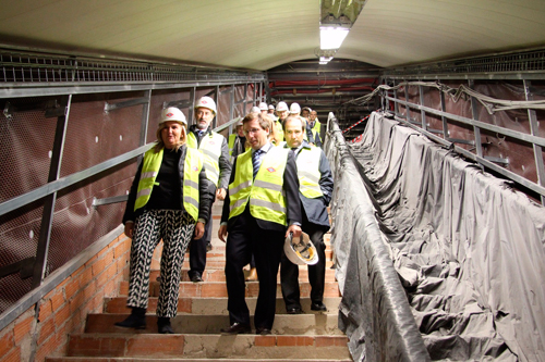 Rosalía Gonzalo visitando los trabajos de instalación de tres nuevos ascensores en la estación de Pavones