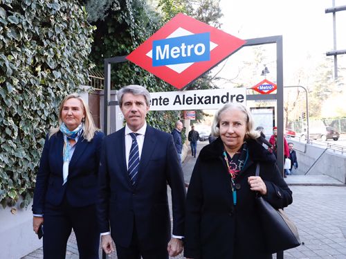 El presidente de la Comunidad de Madrid, Ángel Garrido, acompañado de la consejera de Transportes, Vivienda e Infraestructuras, Rosalía Gonzalo, así como de la sobrina de Vicente Aleixandre.