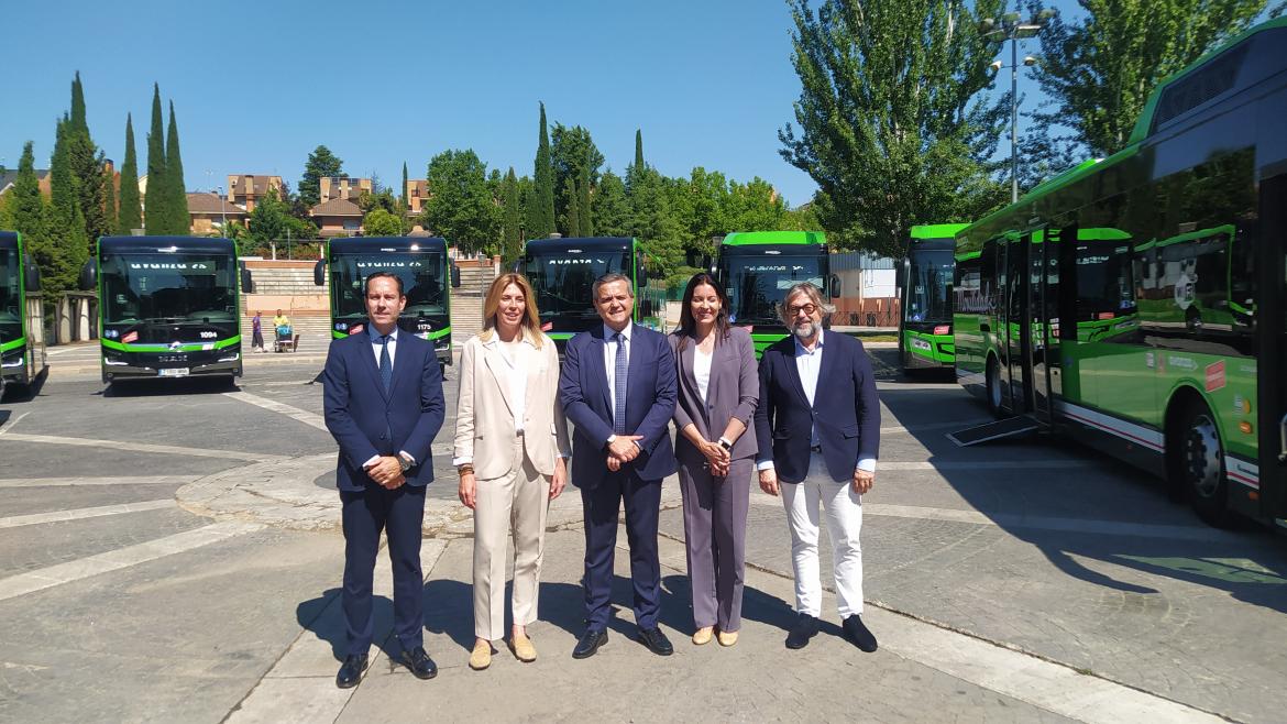 Posado de autoridades en la presentación de nuevos autobuses interurbanos híbridos