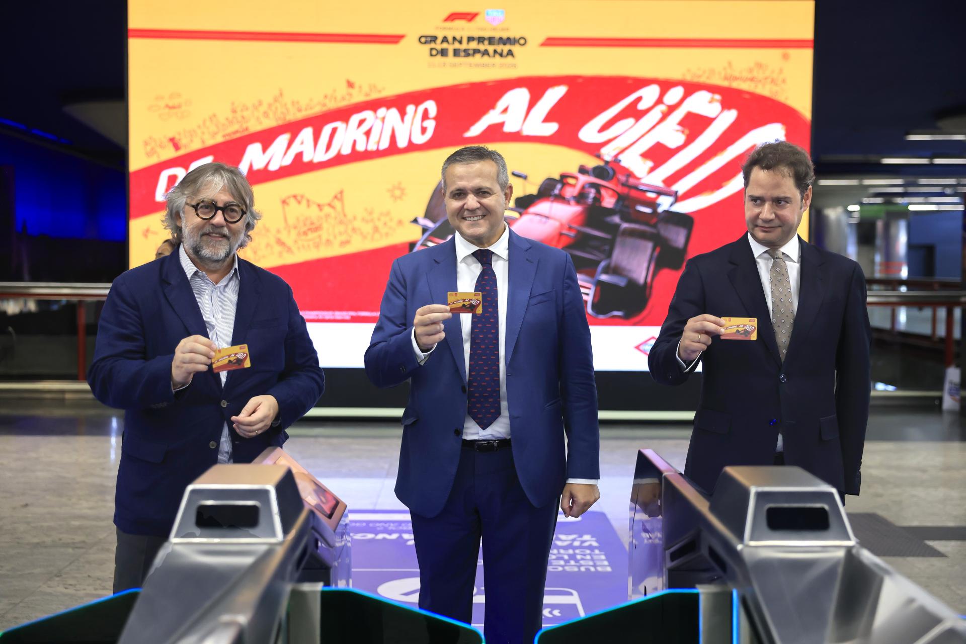 El consejero Rodrigo presenta la tarjeta conmemorativa del Gran Premio de España