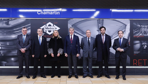 El presidente de la Comunidad de Madrid, Ángel Garrido, acompañado en la inauguración de la exposición por la consejera de Transportes, Vivienda e Infraestructuras, Rosalía Gonzalo, el escritor Lorenzo Silva y el gerente del CRTM, Alfonso Sánchez, entre otros