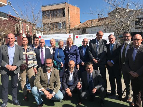 La consejera de Transportes, Vivienda e infraestructuras, Rosalía Gonzalo, acompañada por el gerente del Consorcio Regional de Transportes, Alfonso Sánchez, con los representantes de los municipios beneficiados por la medida