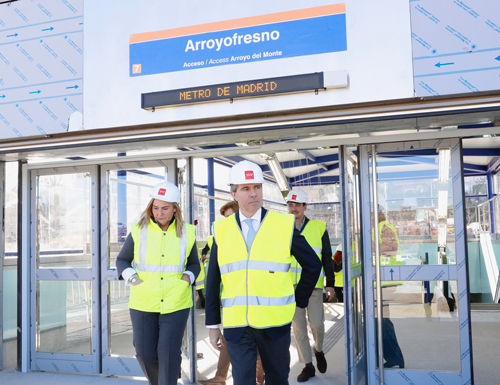 El presidente de la Comunidad de Madrid, Ángel Garrido, y la consejera de Transportes, Vivienda e infraestructuras, Rosalía Gonzalo, en la estación de Metro de Arroyofresno