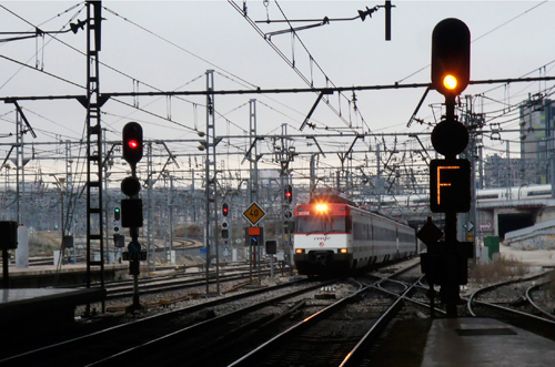 Tren de Cercanías circulando por las vías