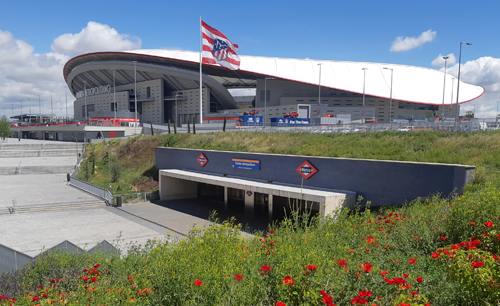 Vista exterior de la estación Estadio Metropolitano y el Wanda