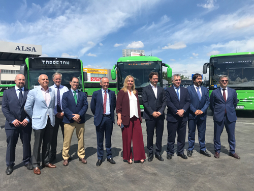 La consejera en funciones de Transportes, Vivienda e Infraestructuras, Rosalía Gonzalo, junto al gerente del CRTM, Alfonso Sánchez, y otras autoridades durante su visita a la sede de la empresa ALSA,