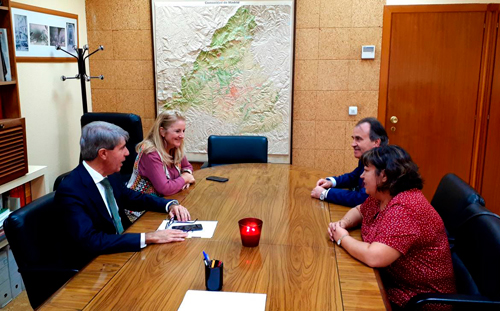 El consejero de Transportes, Movilidad e Infraestructuras, Ángel Garrido con los representantes de la ONCE en Madrid