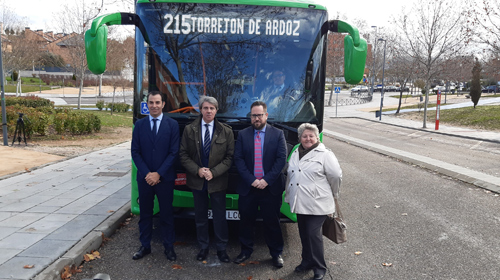 El consejero de Transportes, Movilidad e Infraestructuras, Ángel Garrido, con otras autoridades, delante de un autobús de la línea 215