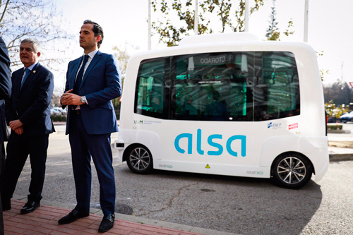 Ignacio Aguado junto al bus autónomo