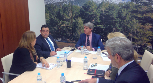 Ángel Garrido con el alcalde de Navas del Rey, Jaime Peral, y la alcaldesa de Chapinería, Lucía Moya