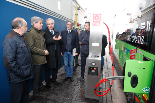 Ángel Garrido visita los nuevos modelos de autobuses impulsado por gas