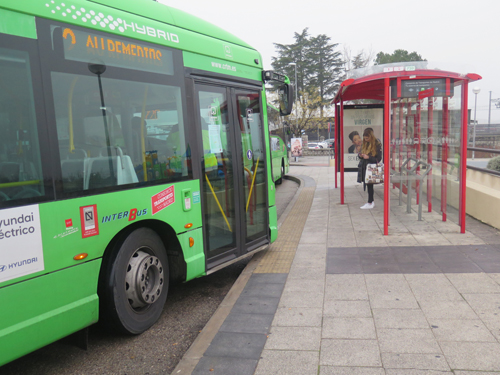 Autobús de la línea urbana L2 de Colmenar Viejo en la parada de la estación de Cercanías