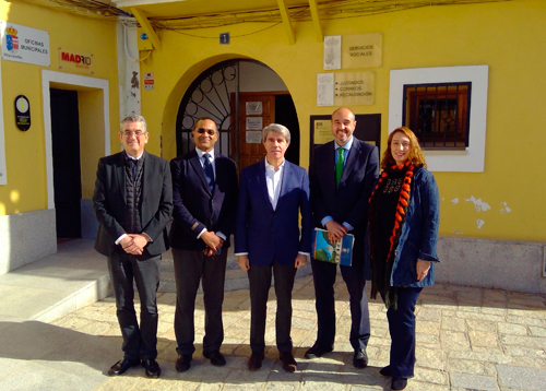 Ángel Garrido con el gerente del CRTM, Luis Miguel Martínez Palencia, y los alcaldes de Villamantilla, Villanueva de Perales, y Sevilla la Nueva