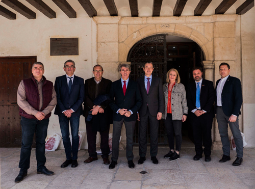 Ángel Garrido con el gerente del CRTM y los alcaldes de los municipios de Chinchón, Belmonte del Tajo, Colmenar de Oreja, Morata de Tajuña y Valdelaguna