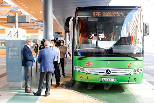 El consejero de Transportes, Movilidad e Infraestructuras felicita a los trabajadores en el intercambiador de Plaza de Castilla