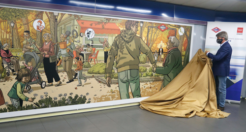 Ángel Garrido descubre el mural en la estación de Plaza de Castilla