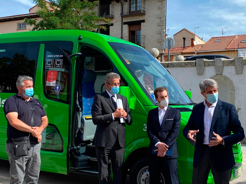 Ángel Garrido con el gerente del CRTM, Luis Miguel Martínez Palencia, delante del nuevo bus con parada a demanda