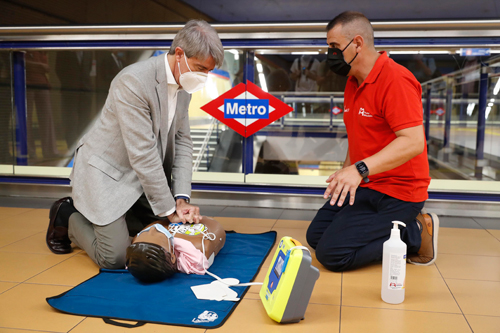 Ángel Garrido probando la maniobra de reanimación en la estación de La Almudena