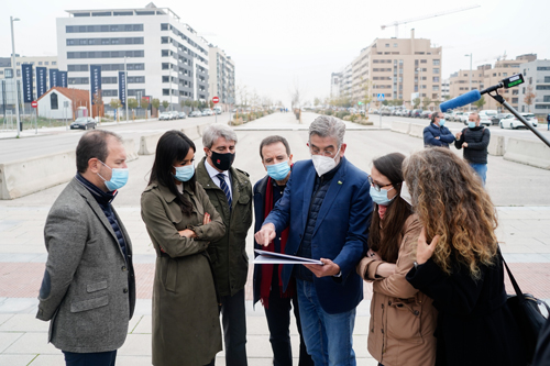 El gerente del CRTM muestra el plan de la nueva lanzadera a Ángel Garrido y Begoña Villacís