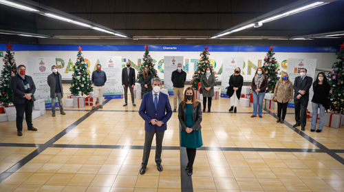 Participantes en la campaña 'Árbol de los deseos' de Metro