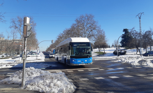 Autobús de EMT circulando entre la nieve