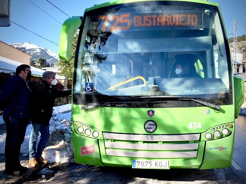 Garrido ante un autobús interurbano