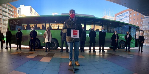 Garrido ante un autobús interurbano