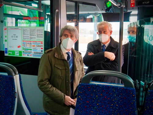 Ángel Garrido en el interior de un autobús urbano