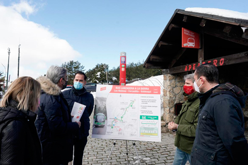 El gerente del CRTM, Luis Miguel Martínez Palencia, muestra el proyecto a Aguado y Garrido