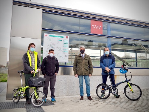 Garrido y tres ciclistas ante la entrada a la estación de metro de Arroyofresno