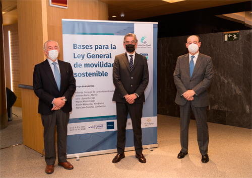 El gerente del Consorcio Regional de Transportes, Luis Miguel Martínez Palencia, con los organizadores de la jornada