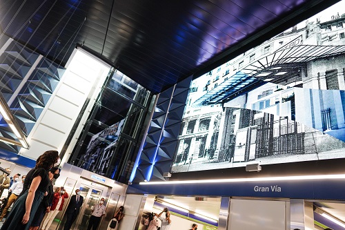 Isabel Díaz Ayuso en el interior de la estación de Gran Vía