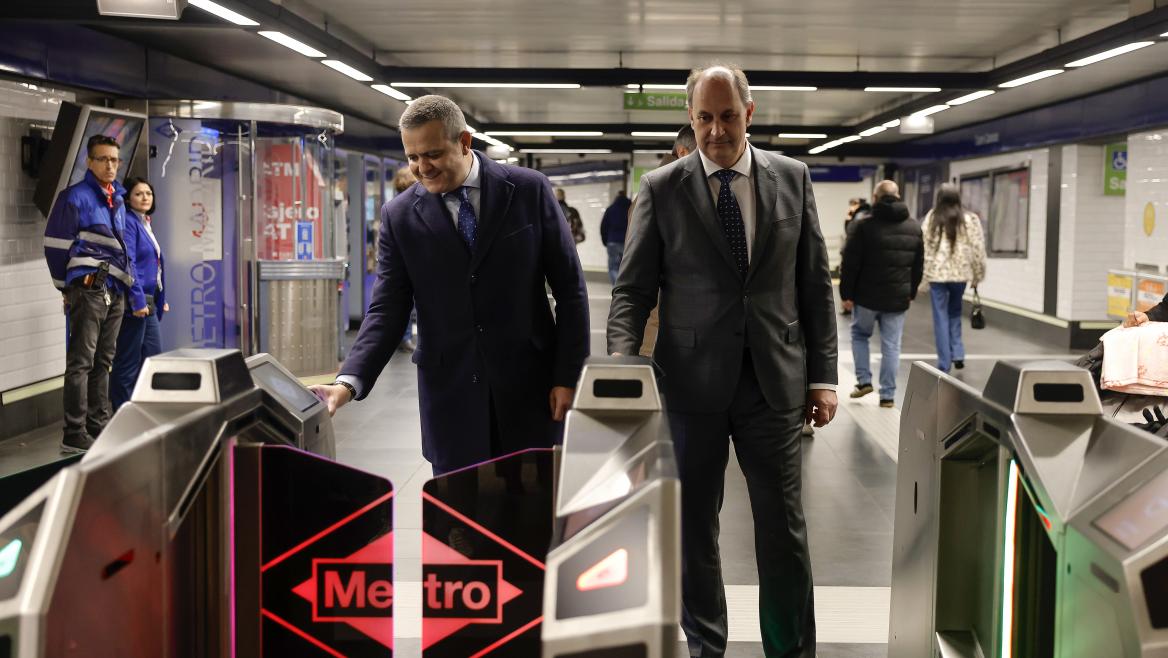 Los consejeros de Transportes y Digitalización franquean los tornos de Metro haciendo uso de su teléfono móvil