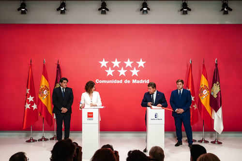 La presidenta de la Comunidad de Madrid, Isabel Díaz Ayuso, con el presidente de la Junta de Comunidades de Castilla-La Mancha, Emiliano García-Page