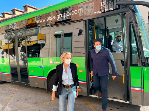 David Pérez bajando de un autobús de la línea 5 de Aranjuez