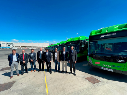 David Pérez y otras autoridades delante de la flota de autobuses interurbanos propulsados por gas natural comprimido