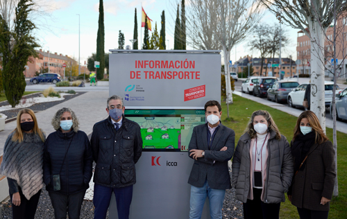 Luis Miguel Martínez Palencia y otras autoridades ante el panel de información multimodal en Las Rozas