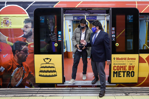 David Pérez y Fernando Verdasco saliendo de un vagón de la línea 6 de Metro