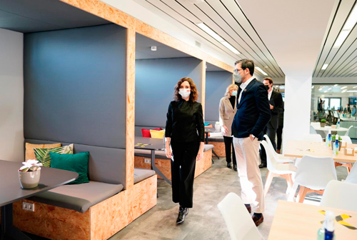 La presidenta de la Comunidad, Isabel Díaz Ayuso, en la sede de Uber