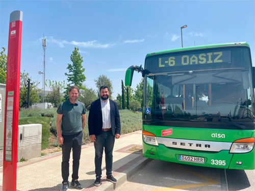 Carlos Díaz-Pache junto a un autobús de la línea L6 de Torrejón de Ardoz