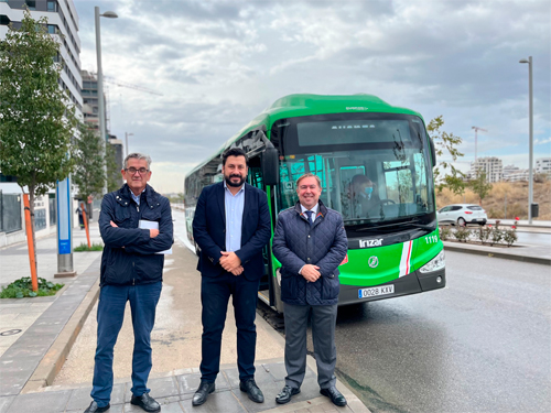 El viceconsejero de Transportes e Infraestructuras y el gerente del CRTM delante de un autobús de la línea 290