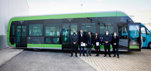 David Pérez, Luis Miguel Martínez Palencia y representantes de Arriva delante de un autobús