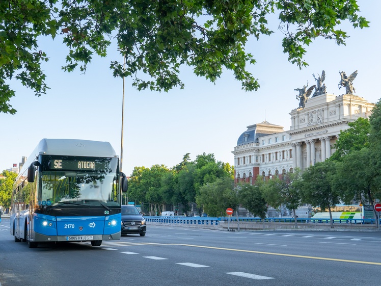 Autobús del servicio especial de la EMT entre Atocha y Vicálvaro