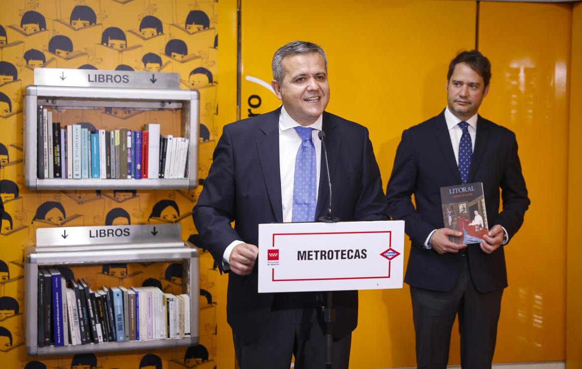 La Comunidad de Madrid recicla las antiguas papeleras de Metro y las convierte en librerías para fomentar la lectura entre los viajeros