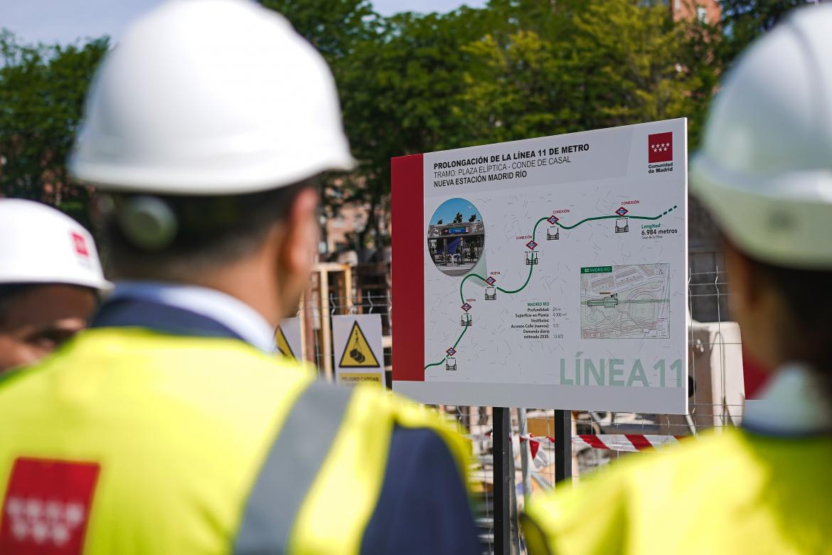 Visita del consejero Jorge Rodrigo a las obras de la línea 11 en Madrid Río